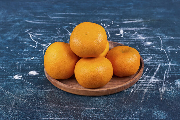 蔬菜放在木盘上的橘子和柑橘高质量的照片生物素食水果
