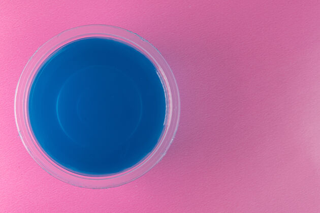 容器粉色表面涂上蓝色明胶经典不健康美食