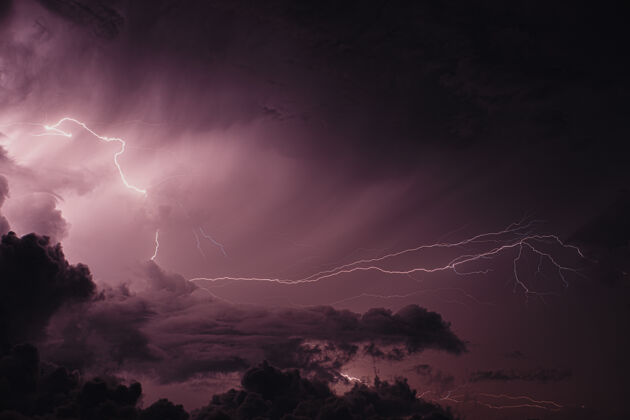 雷鸣马尔代夫的闪电风暴电力紫色风暴