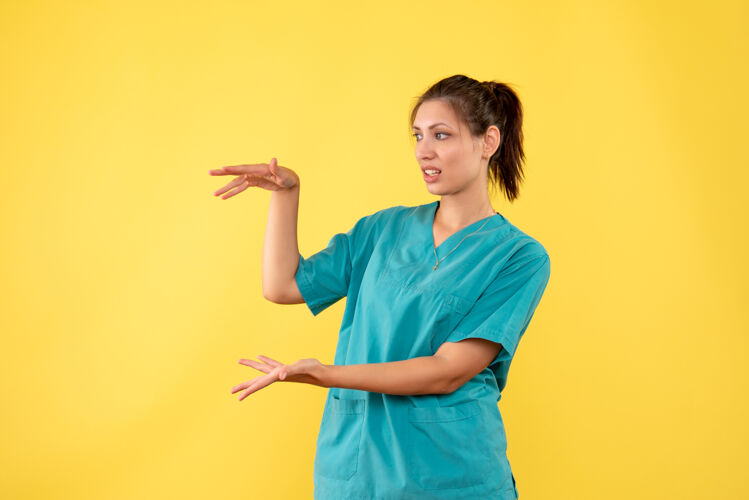病毒前视图黄色背景上穿着医用衬衫的女医生医疗视图护士