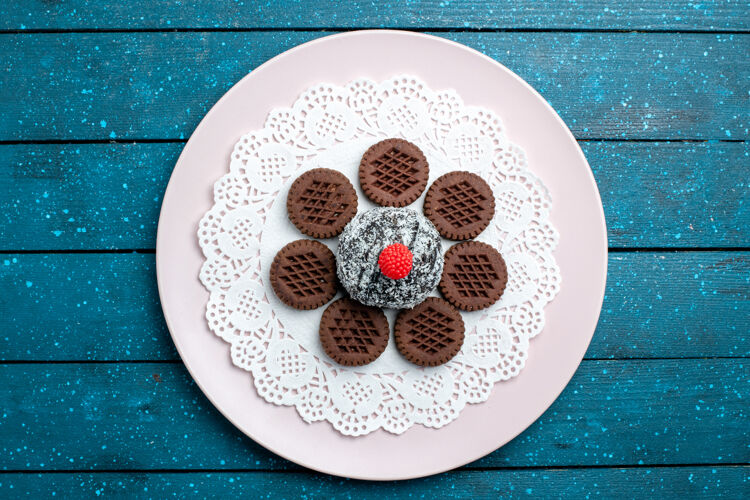 陶瓷器皿俯瞰美味的巧克力饼干和巧克力蛋糕放在蓝色的乡村桌上蛋糕可可茶甜饼干饼干瓷器视图顶部