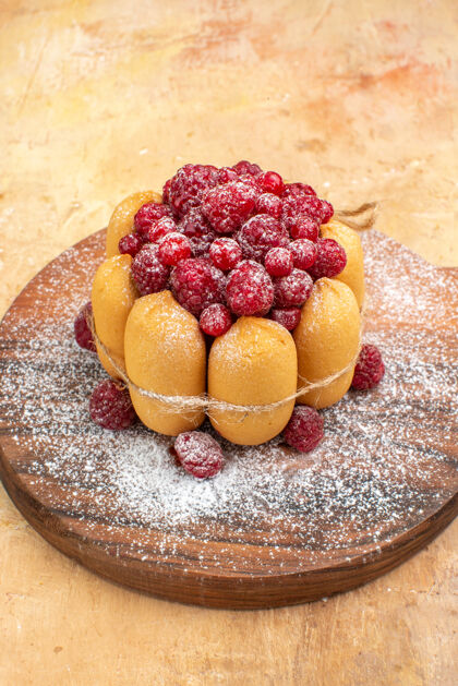 新鲜特写镜头自制软蛋糕水果木砧板上的混合颜色的表草莓封闭混合