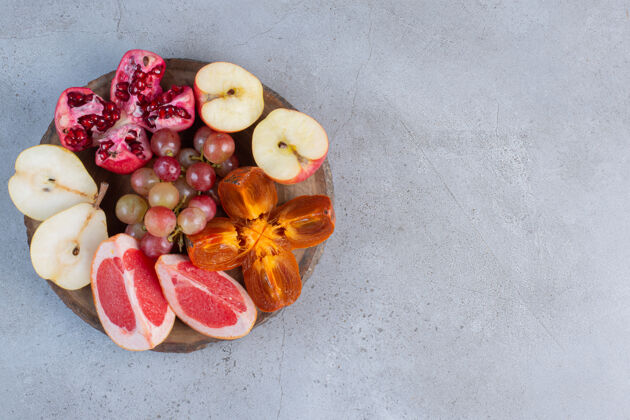 柚子在大理石背景的木板上放一个小水果品种水果苹果爽口