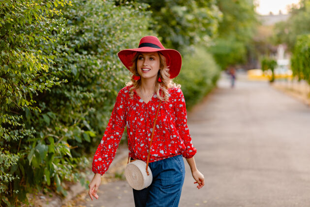 帽子美丽迷人的时尚金发微笑的女人在稻草红帽子和衬衫夏季时尚服装配饰白色明亮