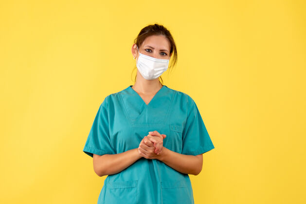 衬衫前视图黄色背景上穿着医用衬衫和面罩的女医生黄色女医生面具