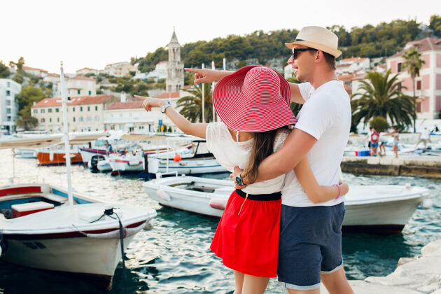 快乐恋爱中的年轻情侣在浪漫的蜜月旅行地中海浪漫朋友