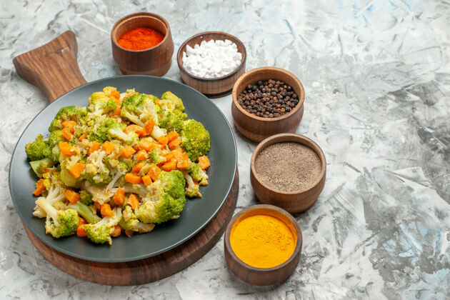 食物白色桌子上木质砧板上新鲜健康蔬菜沙拉的特写镜头晚餐烹饪切割