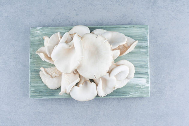 饮食新鲜的有机牡蛎蘑菇放在木板上生的配料新鲜