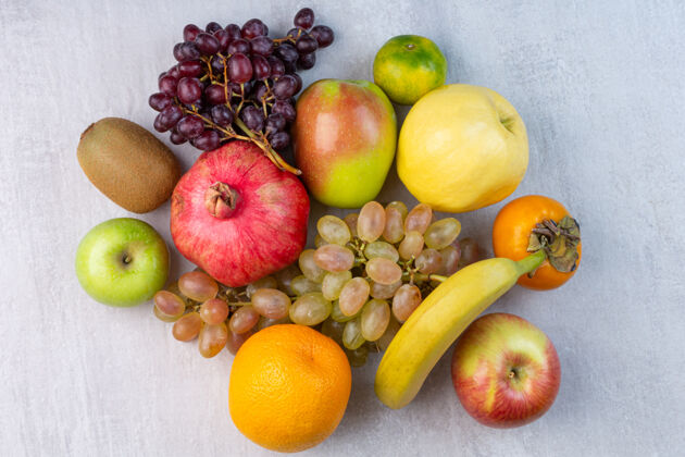 成熟各种水果 在大理石上猕猴桃美味生的