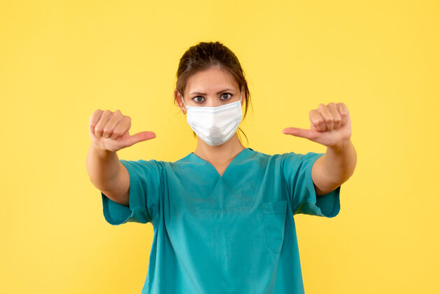 病毒正面图黄色背景上穿着无菌口罩医用衬衫的女医生肖像衬衫医疗