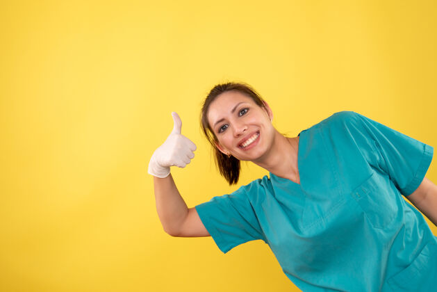 人前视图黄色背景上戴着医用手套的女医生视图女医生手套