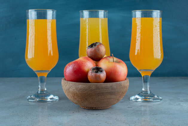 水果一个木制的苹果碗和一杯橙汁苹果木头食物