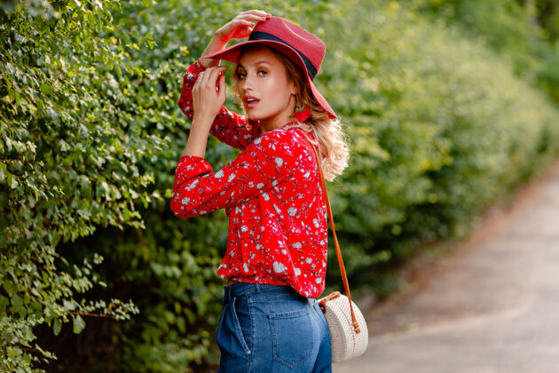 时尚漂亮迷人的时尚金发微笑的女人在稻草红色帽子和衬衫夏季时尚服装女人魅力明亮