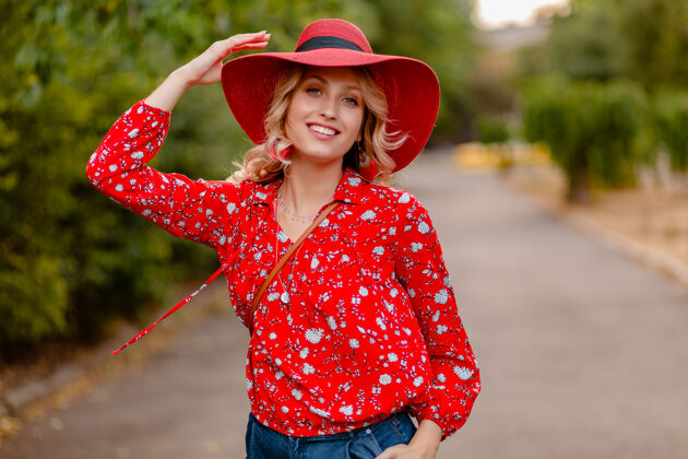 配饰美丽迷人的时尚金发微笑的女人在稻草红帽子和衬衫夏季时尚服装女人帽子优雅