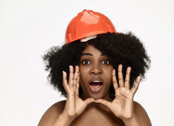 情绪戴着橙色头盔的自信女工画像工程师美容工程