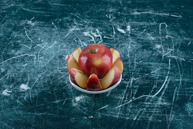 切片把整个红苹果切成片放在白碗里有机生新鲜