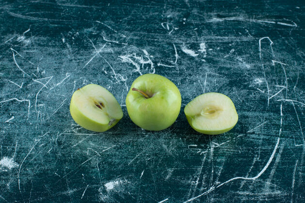 成熟在大理石桌上切好的青苹果苹果生多汁