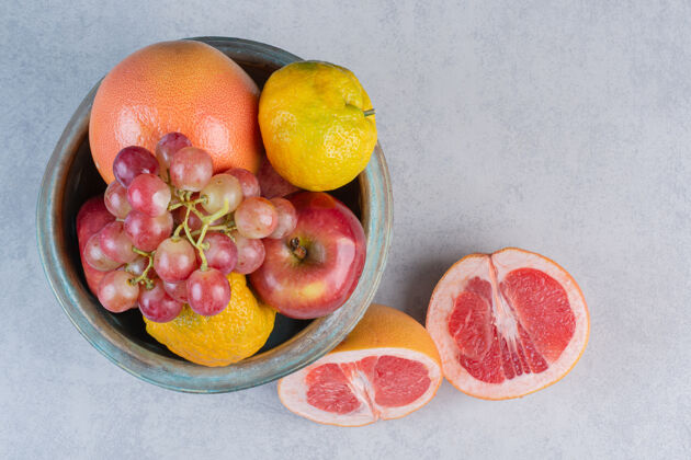 橘子盛满时令水果和半切柚子的碗美味饮食新鲜