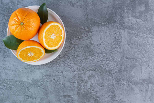分支新鲜有机柑橘类水果的顶视图盘子里有有机柑橘热带分类组