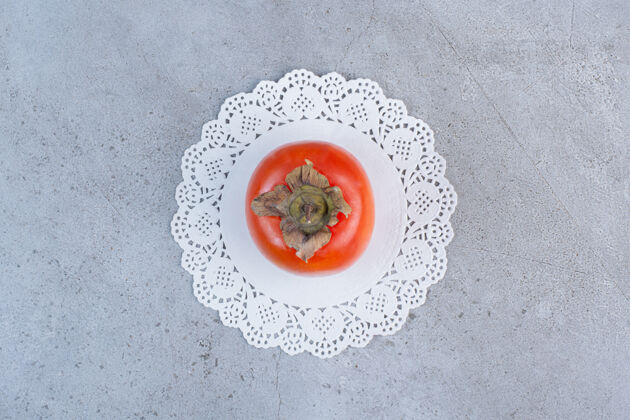 柿子多汁的柿子放在大理石背景的小桌布上美味美味营养