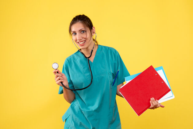 衬衫前视图穿着医用衬衫的女医生 黄色背景上有听诊器和注释视图笔记健康