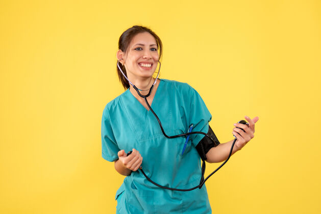 衬衫前视图穿着医用衬衫的女医生正在检查黄色背景上的压力情绪女医生健康