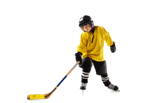 运动员冰球场上拿着棍子的小冰球手 白色的活跃强壮动作