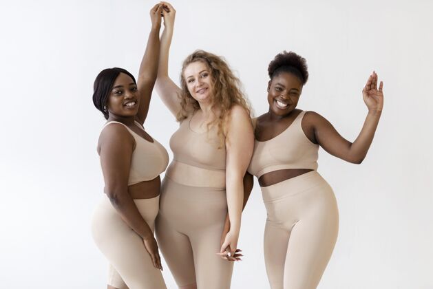 自信三个自信的女人穿着塑身衣摆姿势女性自信身体积极性