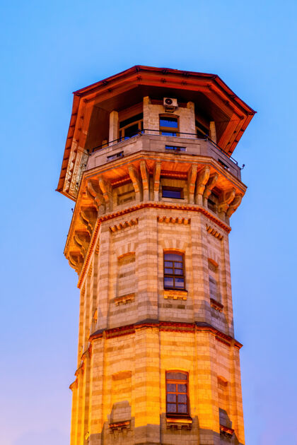 首都黄昏时 基希讷乌的老水塔照明广场城市黄昏