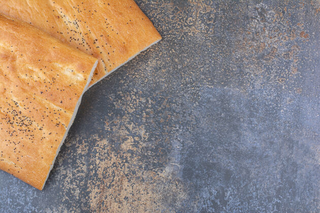 面包两块酥脆的半片坦杜里面包放在大理石表面面粉料理面包