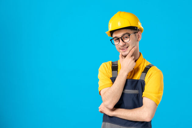 建筑工人前视图摆出男性建设者制服和头盔上的蓝色服务建筑师工作