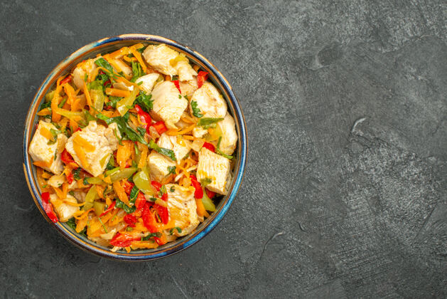 蔬菜俯瞰美味的鸡肉蔬菜沙拉洋葱健康食品