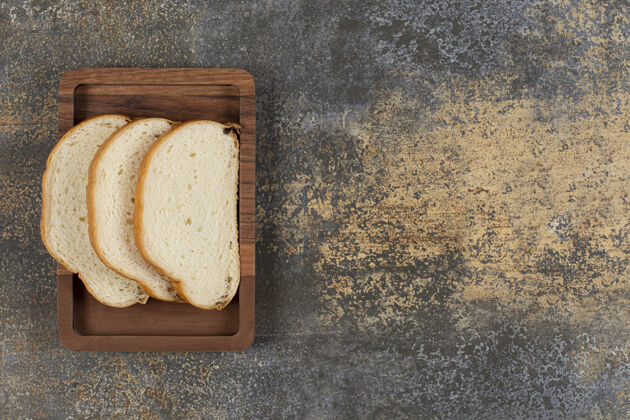 膳食美味的白面包片放在木盘上切片面包营养