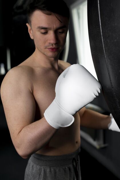 运动戴拳击手套的人锻炼训练男人