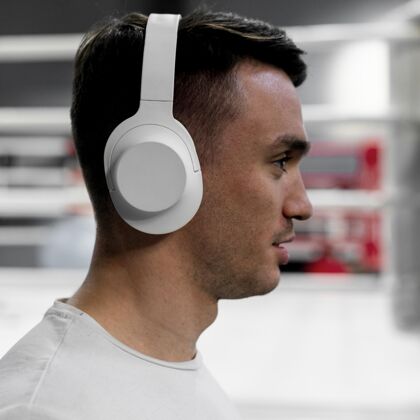 锻炼戴着模拟耳机的拳击运动员运动训练盒子