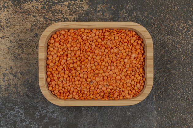 生的生红豆放在木盘上豆类烹饪烹饪