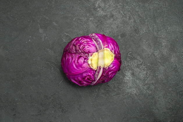 洋葱新鲜的红色卷心菜切片俯视图熟的红卷心菜卷心菜