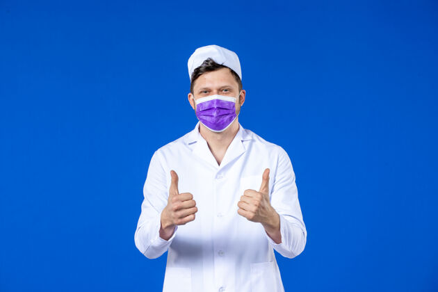 实验服身穿医疗服 蓝色面罩的男医生正面图疫苗医院西装