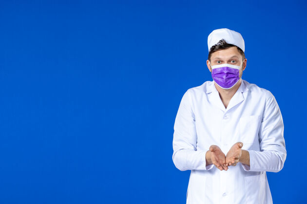 实验室外套身穿医疗服 蓝色面罩的男医生正面图医院套装大流行