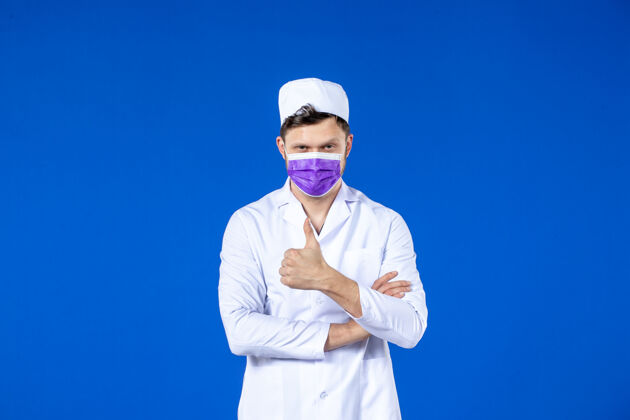 疫苗身穿医疗服 蓝色面罩的男医生正面图病毒医院男医生