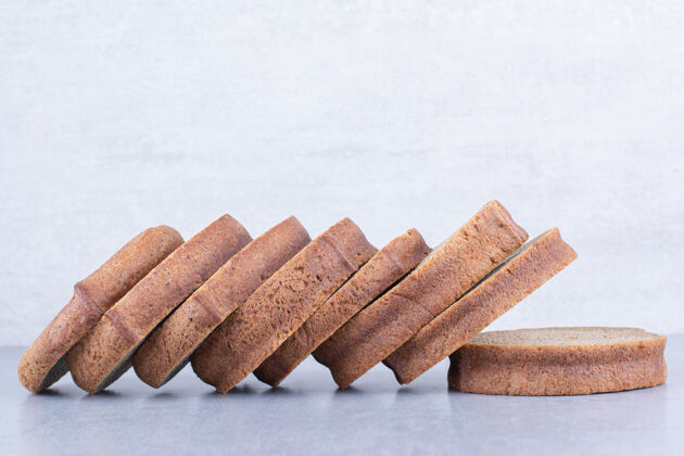 膳食黑面包片排列在大理石表面面粉面包酵母
