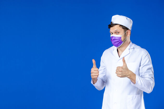 服装身穿医疗服 蓝色面罩的男医生正面图医药疫苗职业
