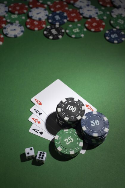 赌场筹码带王牌的绿色背景赌场代币游戏幸运成功