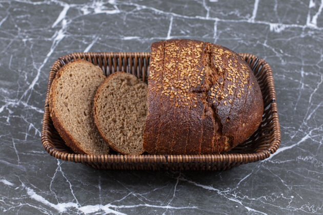 面包美味的面包放在篮子里 放在大理石表面美味美味芝麻