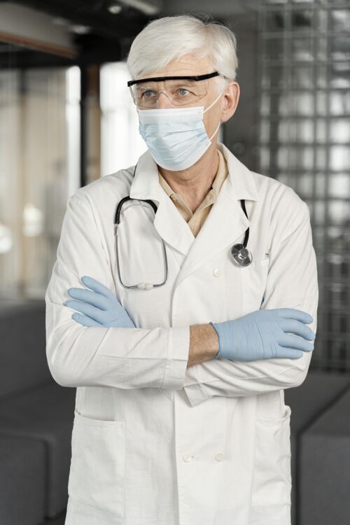 医院带医用面罩的男医生肖像护理医学医生