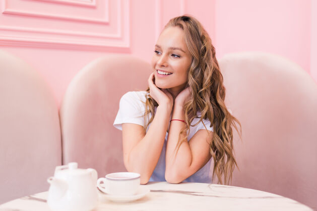 魅力年轻漂亮的女性在工作间隙在现代咖啡馆喝茶的写真食物美丽远程