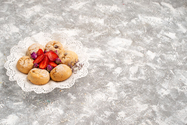 食品正面图白色空间上有新鲜草莓的美味沙饼干草莓浆果饼干