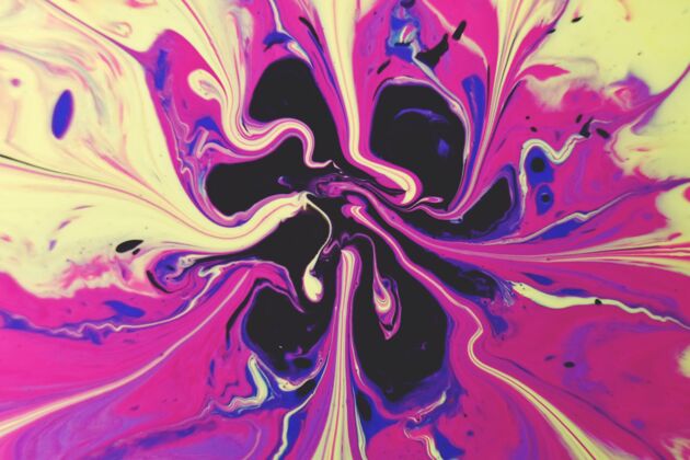 彩色彩色亚克力颜料的抽象混合物在黑色背景上飞溅的宏观拍摄水彩油液体
