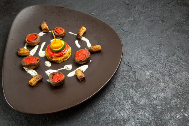 盘子前视图煮熟的南瓜设计餐在深灰色的空间盘子里食物托盘美味
