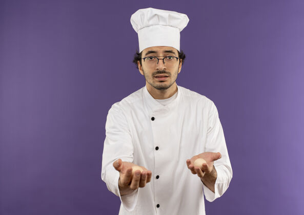 紫色年轻的男厨师穿着厨师制服 戴着眼镜 手里拿着鸡蛋拿着厨师年轻